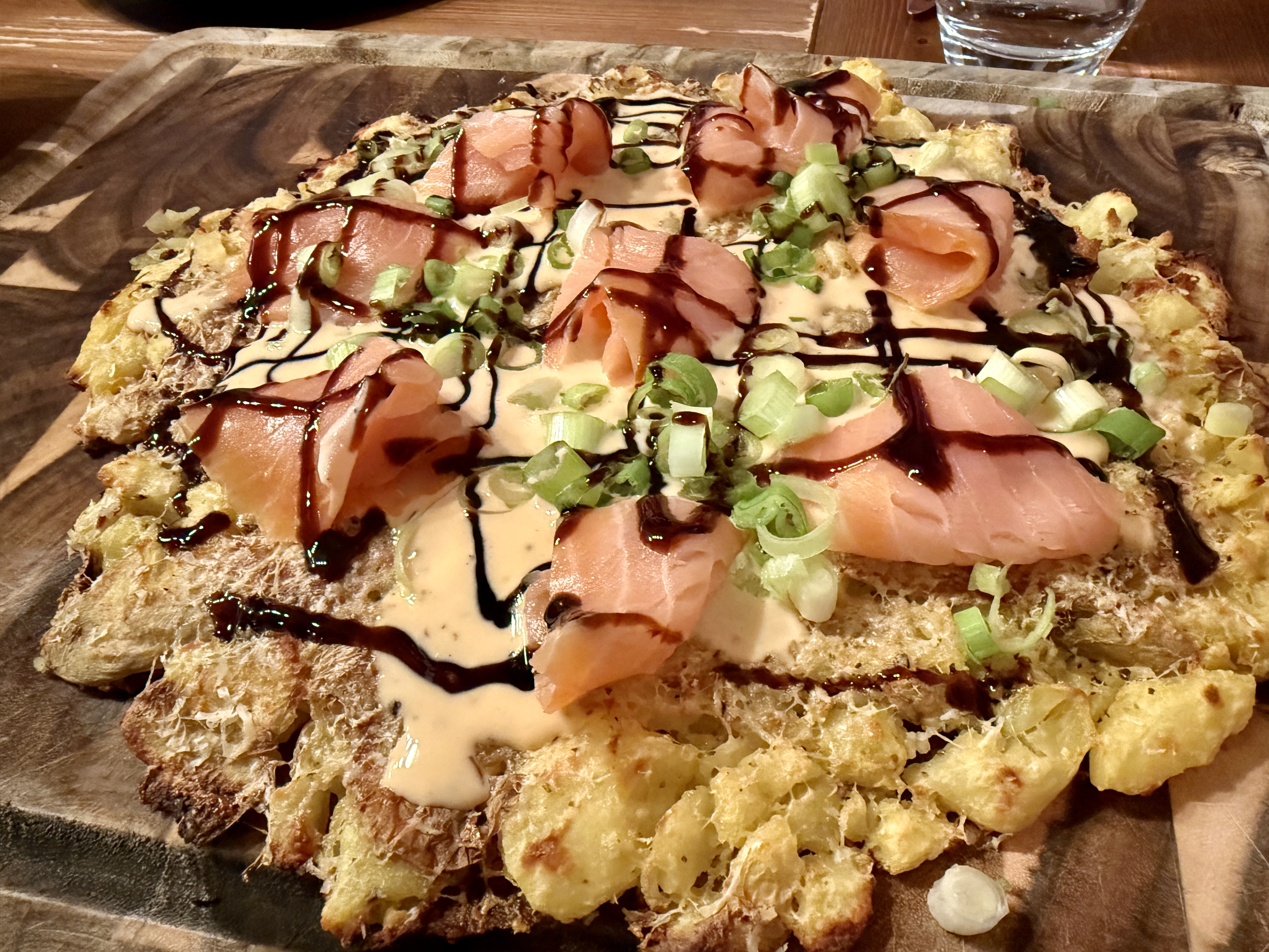 <i>Kqrtoffel-Pizza</i><i>mit Lachs</i>